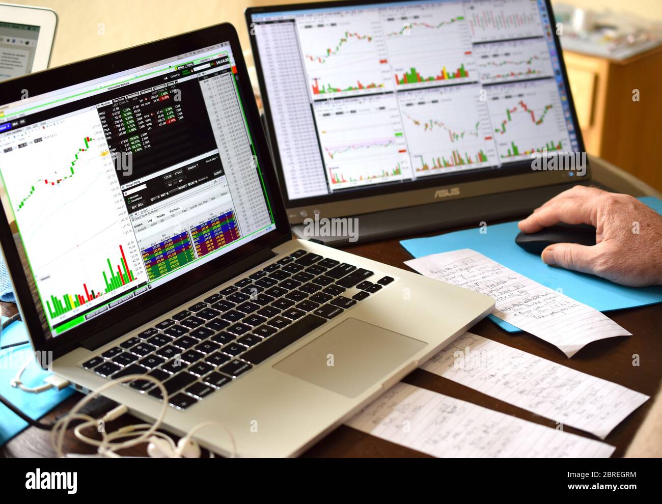 Aktienhändler arbeitet online mit Diagrammen und Diagrammen auf Monitoren. Stockfoto