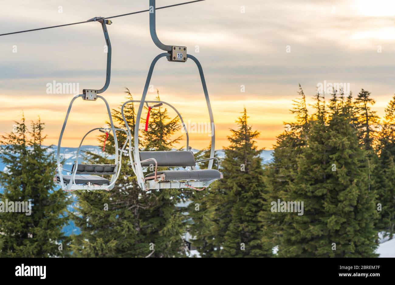 Skilift mit Sitzplätzen über den Schneeberg im Skigebiet. Stockfoto