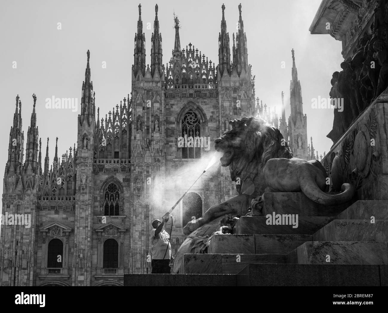 Mailand, 21. Mai 2020, Piazza Duomo, Reinigung des Löwen am Fuße des Vittorio Emanuele II Denkmal Stockfoto