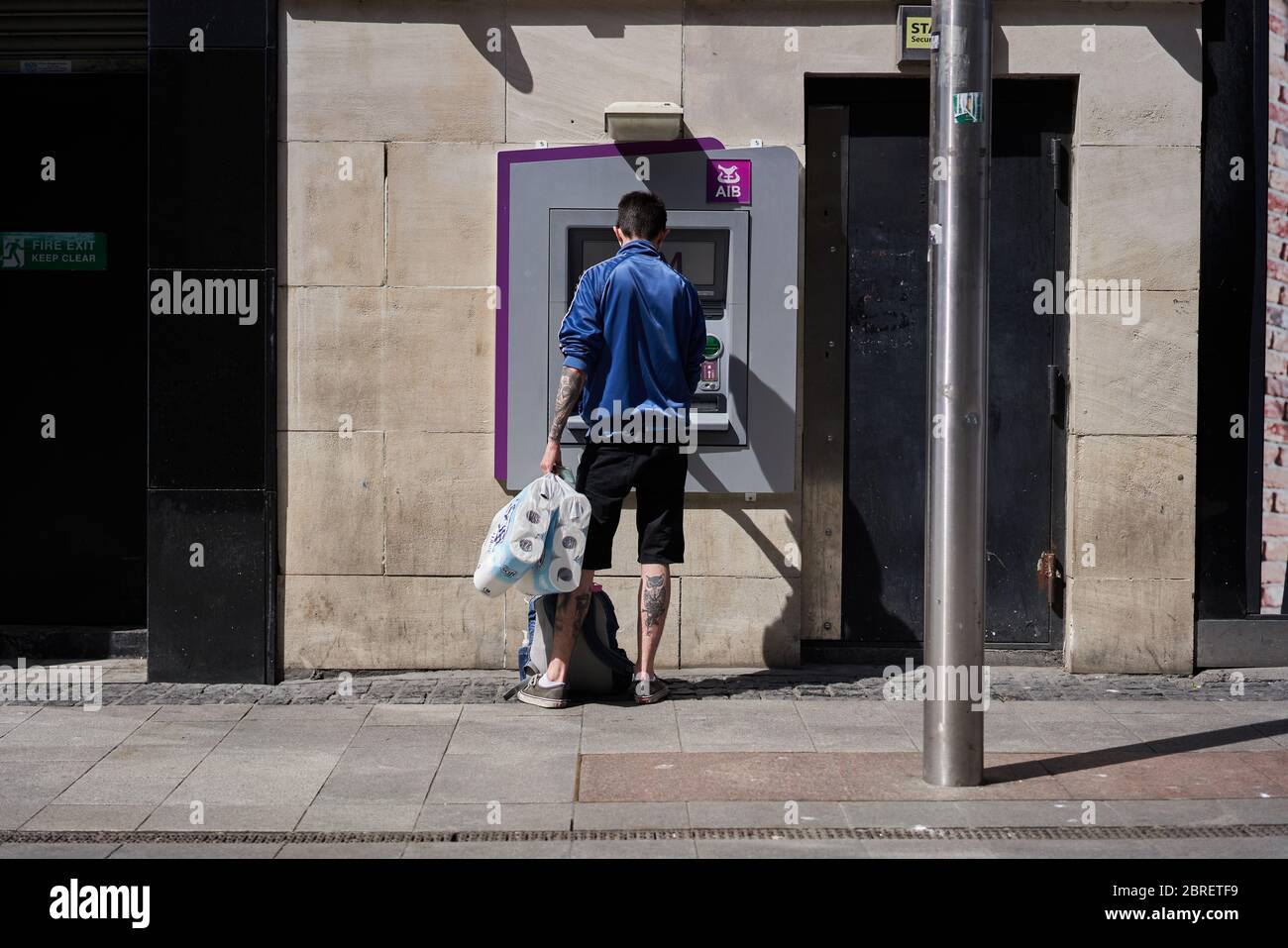 Ein Mann mit Toilettenrollen in Dublin, während der weltweiten Coronavirus-Pandemie. Stockfoto