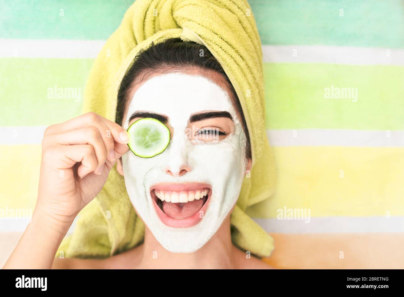 Happy girl Anwendung Gesichtsreinigung Maske - Junge Frau mit Hautpflege Spa Day - Beauty Clean Behandlung Tag und Kosmetik-Produkte Konzept Stockfoto