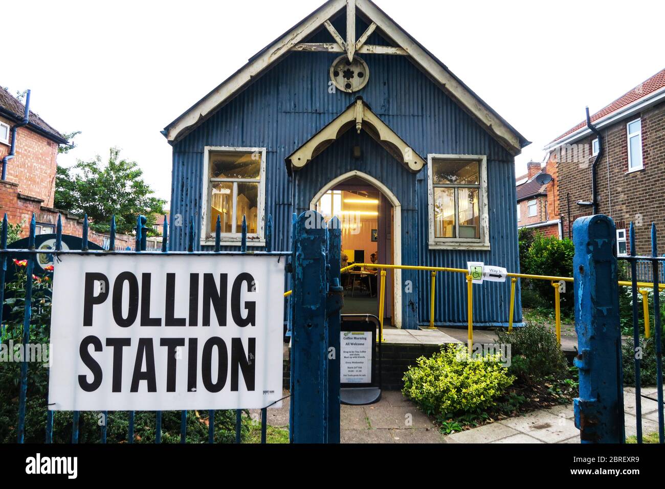 Eine Tin Tabernacle Kirche auf Abbey Lane, Leicester als temporäre Wahlstation verwendet. Stockfoto