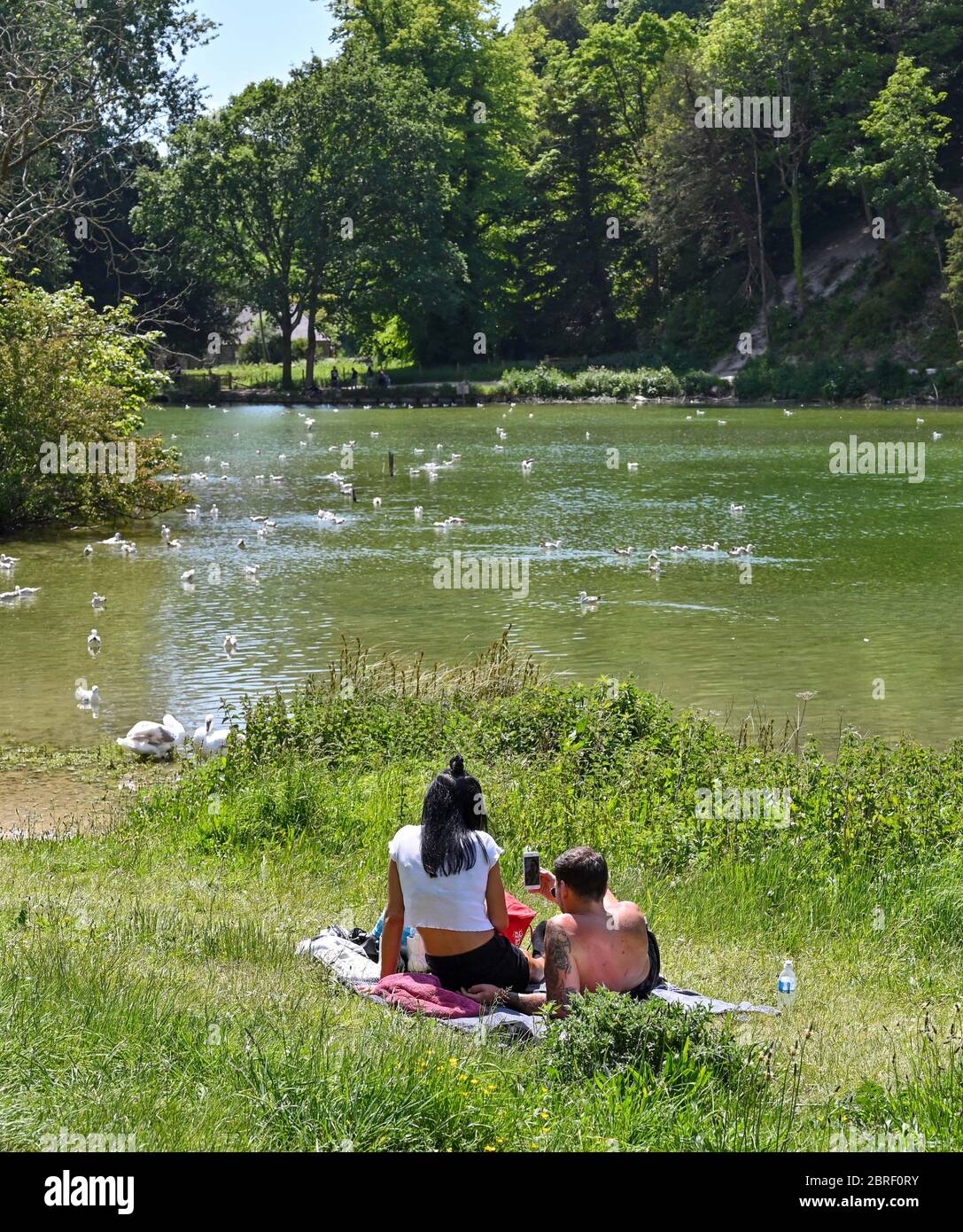 Arundel UK 21. Mai 2020 - Besucher genießen das heiße, sonnige Wetter am Swanbourne Lake in Arundel West Sussex während der COVID-19 Pandemie. Allerdings wird das Wetter in den nächsten Tagen abkühlen, bevor es nächste Woche wieder warm wird : Credit Simon Dack / Alamy Live News Stockfoto