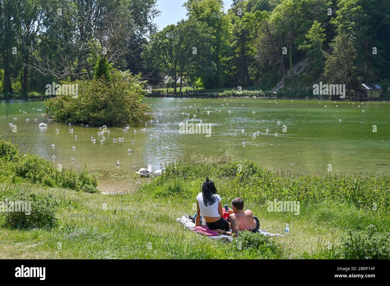 Arundel UK 21. Mai 2020 - Besucher genießen das heiße, sonnige Wetter am Swanbourne Lake in Arundel West Sussex während der COVID-19 Pandemie. Allerdings wird das Wetter in den nächsten Tagen abkühlen, bevor es nächste Woche wieder warm wird : Credit Simon Dack / Alamy Live News Stockfoto