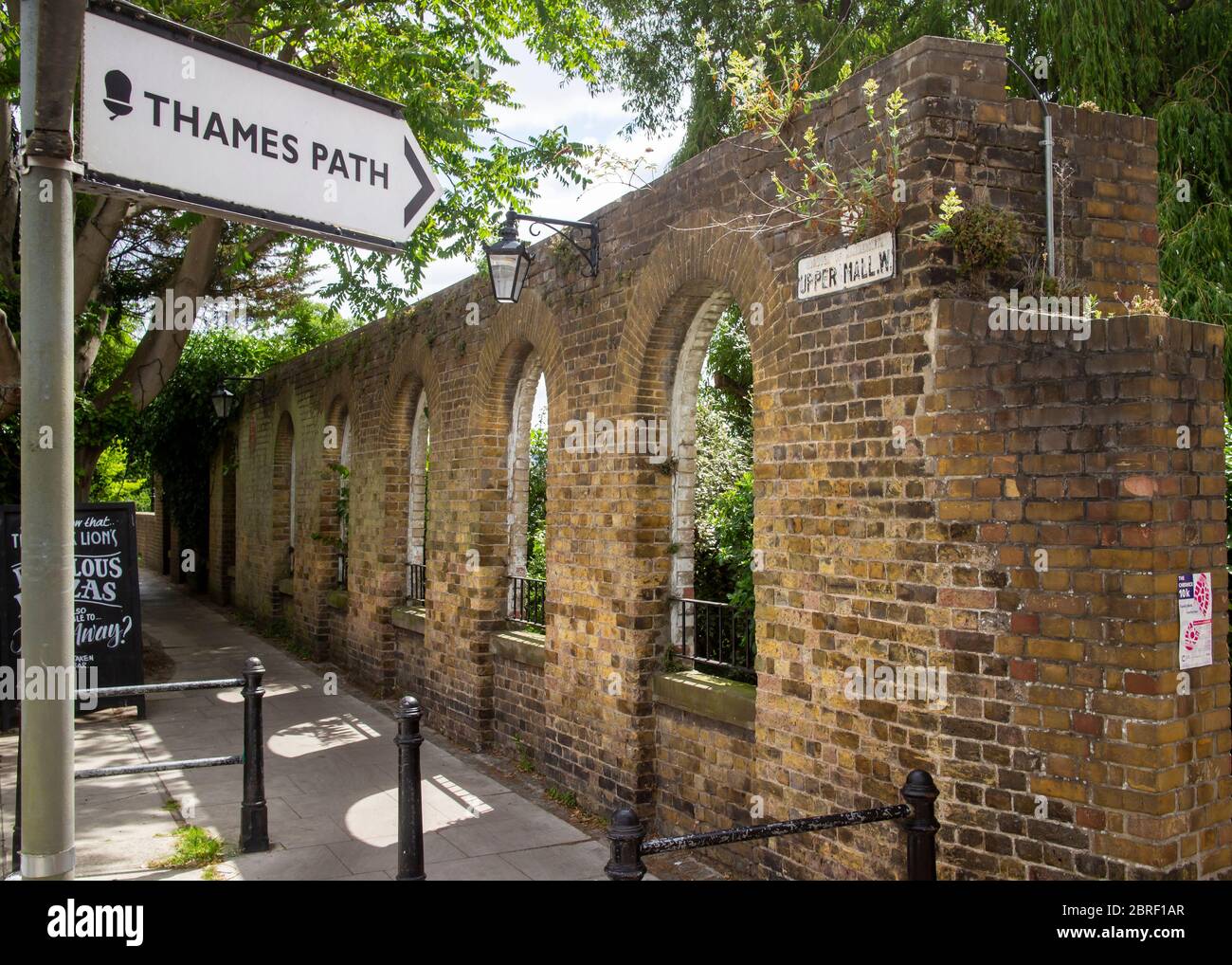 Schild für den Thames-Pfad in Hammersmith, West London Stockfoto