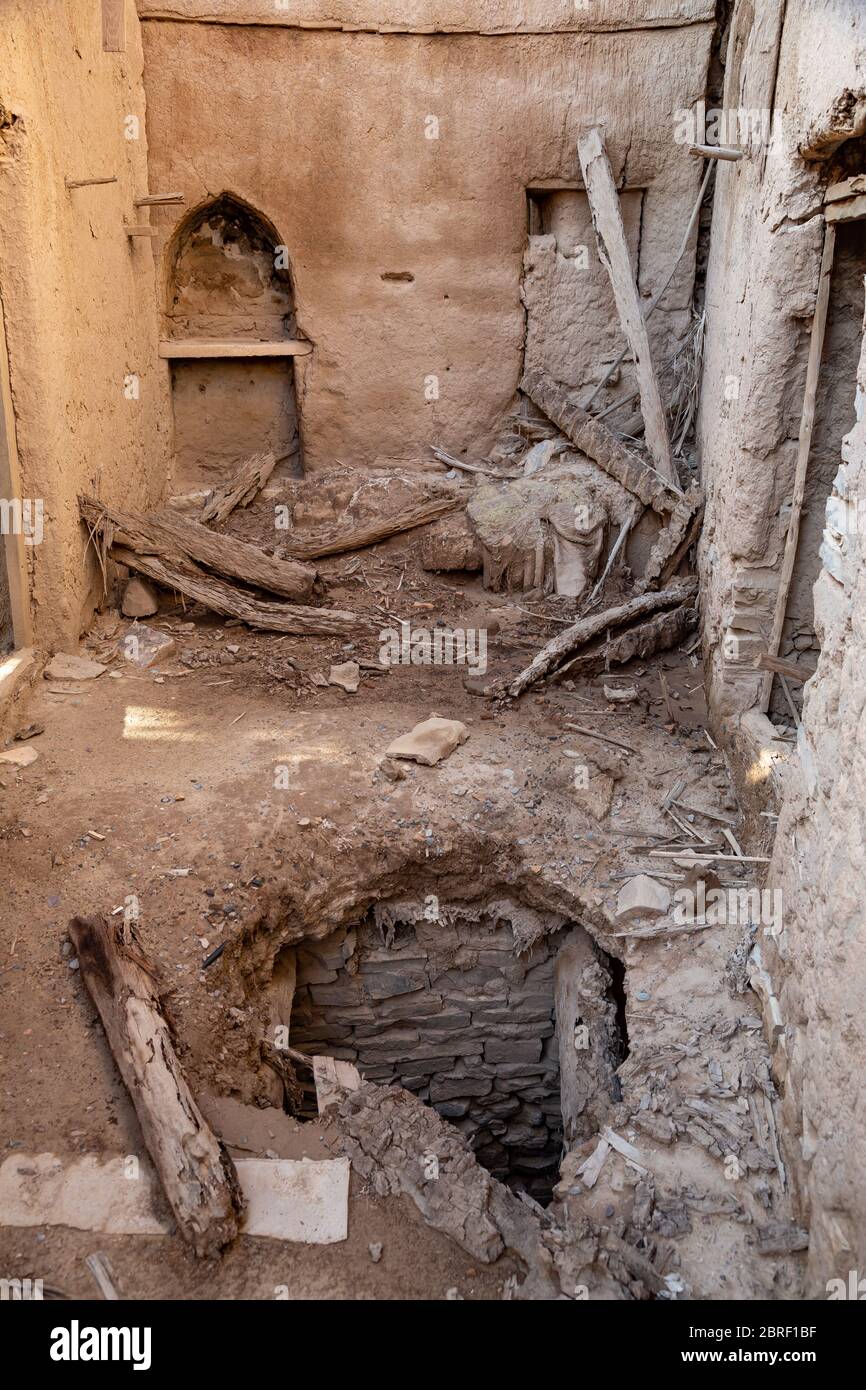 Loch im Boden des verlassenen Hauses in Ruinen von Birkat al Mawz, Oman Stockfoto