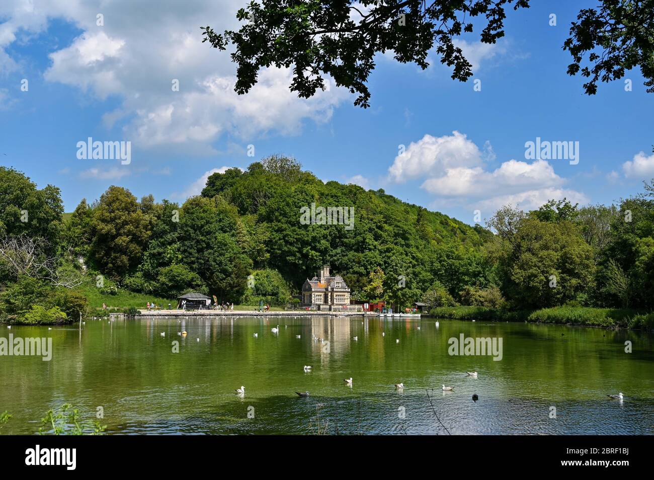 Arundel UK 21. Mai 2020 - Besucher genießen das heiße, sonnige Wetter am Swanbourne Lake in Arundel West Sussex während der COVID-19 Pandemie. Allerdings wird das Wetter in den nächsten Tagen abkühlen, bevor es nächste Woche wieder warm wird : Credit Simon Dack / Alamy Live News Stockfoto