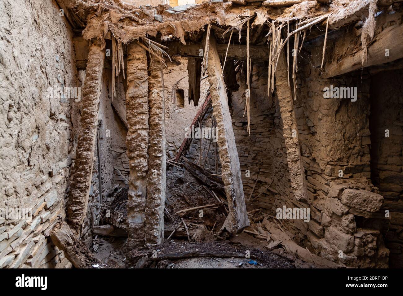 Baumelnde Dachbalken eines verlassenen Hauses in den Ruinen von Birkat al Mawz, Oman Stockfoto