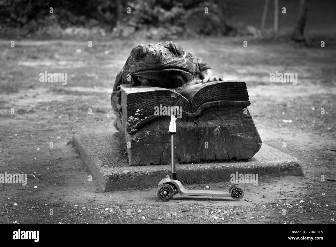 Endcliffe Park, Sheffield, während der 'Stay Alert'-Phase der Coronvirus-Pandemie in Großbritannien. Diese Phase kam am 11. Mai 2020, als Menschen in offenen Räumen so oft und so lange trainieren konnten, wie sie wollen. Sie konnten auch im Park picknicken und sich mit einer anderen Person außerhalb ihrer Familiengruppe treffen. Die 2 Meter soziale Distanzierlinie existiert noch. Stockfoto
