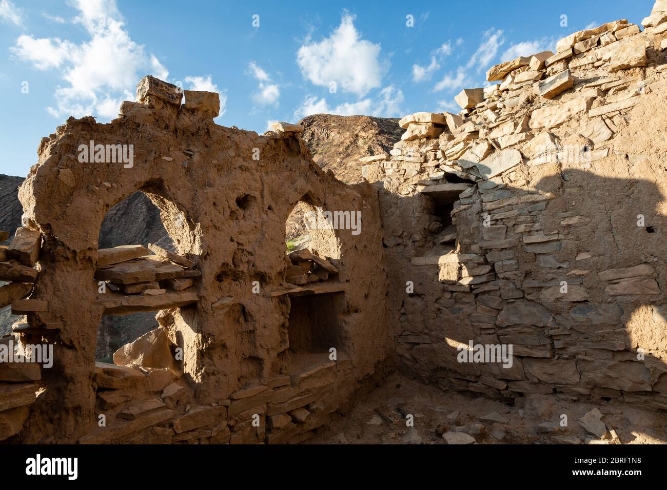 Mauern und Fensternischen verlassenen Hauses in Ruinen von Birkat al Mawz, Oman Stockfoto