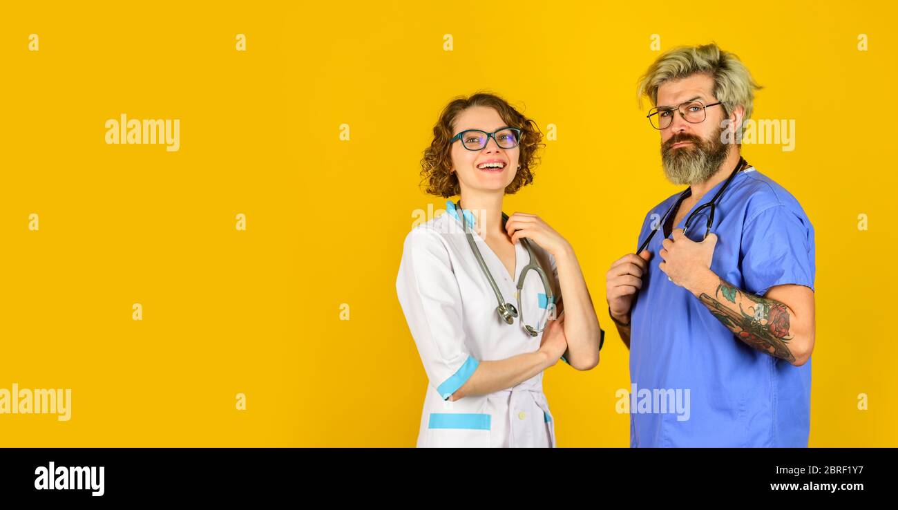 Team von Arzt und Krankenschwester Treffen kooperierend. Diskutieren Diagnose. Ärzte im Krankenhaus. Ärzte Gruppe. Zuversichtlich erfolgreiche Kollegen. Medizinisches Team von Ärzten. Medizinisches Personal. Stockfoto