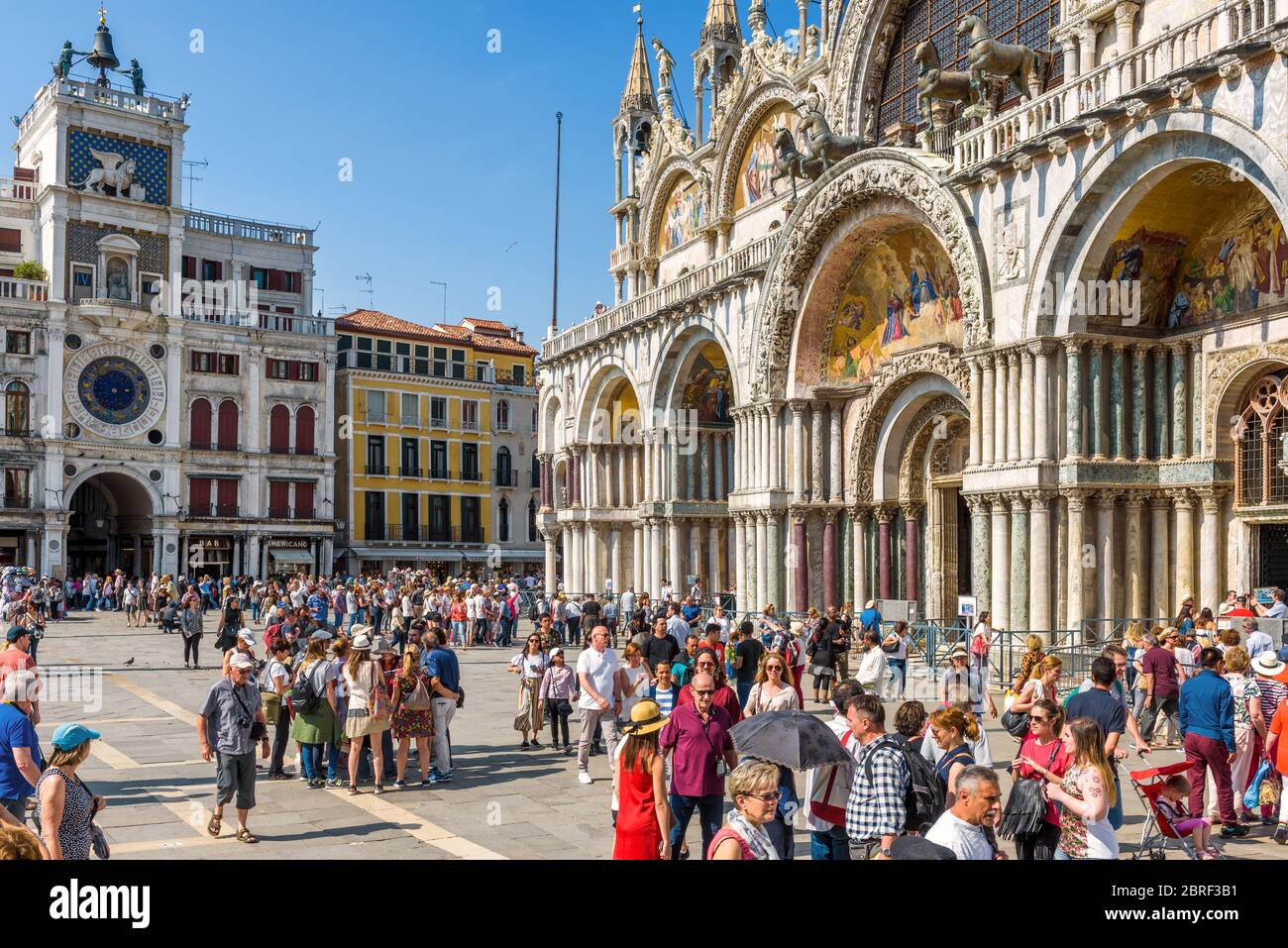Venedig, Italien - 18. Mai 2017: Die Leute besuchen den Markusplatz in Venedig. Markusdom im Sonnenlicht. San Marco ist die wichtigste Touristenattraktion von Venedig Stockfoto