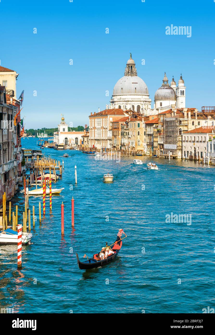 Gondel und Wassertaxis fahren entlang des Canale Grande in Venedig, Italien. Der Canal Grande ist einer der wichtigsten Verkehrskorridore in Venedig. Santa M Stockfoto
