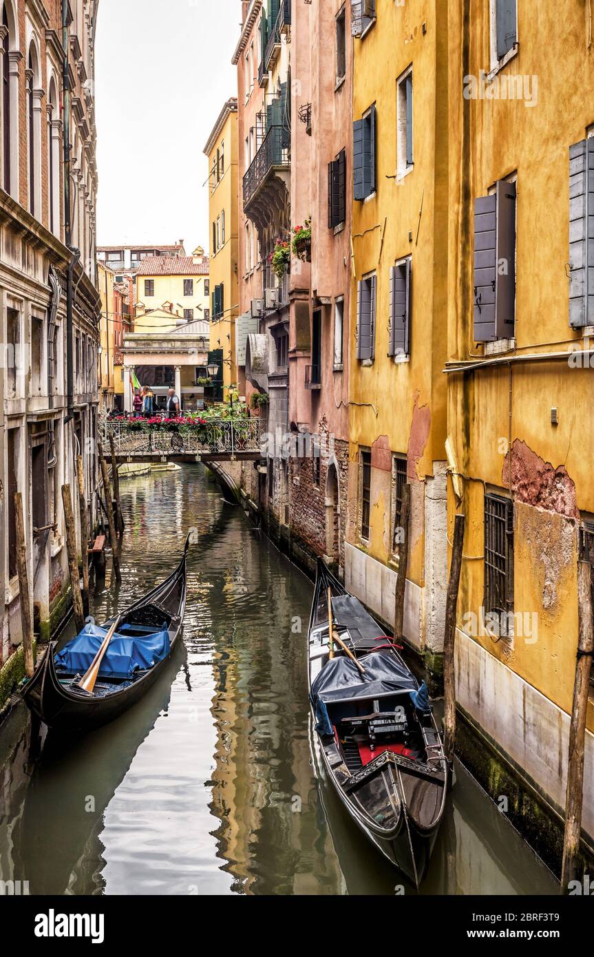 Die alte enge Straße mit Gondeln in Venedig, Italien. Die traditionelle venezianische Straße ist ein Wasserkanal. Gondel ist der attraktivste touristische Transport i Stockfoto