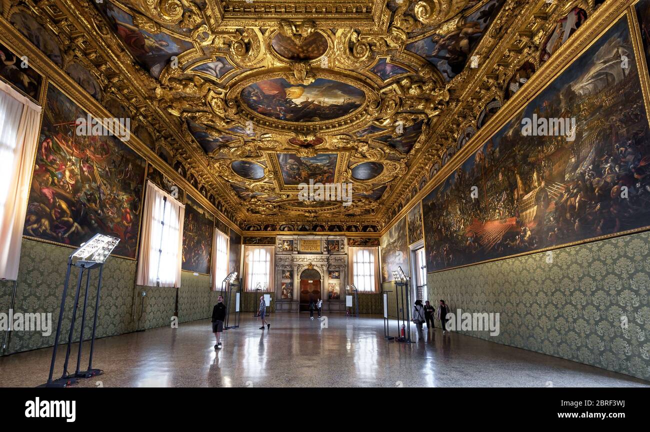 Venedig, Italien - 20. Mai 2017: Im Inneren des reich verzierten Dogenpalastes oder Palazzo Ducale in Venedig. Es ist eines der wichtigsten Wahrzeichen von Venedig. Luxuriöse Innenausstattung Stockfoto