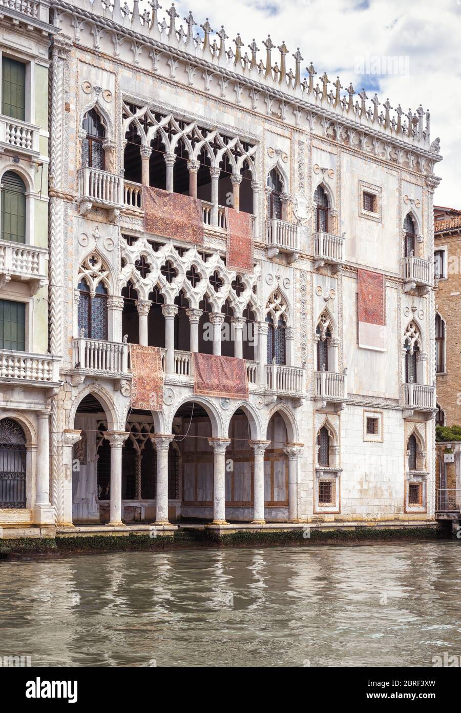 Ca' d'Oro Palast am Canale Grande, Venedig, Italien. Ca' d'Oro oder Golden House ist einer der älteren Paläste in Venedig. Schöne Fassade von Venedig landma Stockfoto