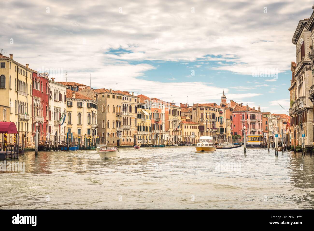 Panoramablick auf den Canal Grande, Venedig, Italien. Romantische Wasserfahrt durch Venedig im Sommer. Panorama von Venedig mit schönen Vintage-Häusern. Tradition Stockfoto