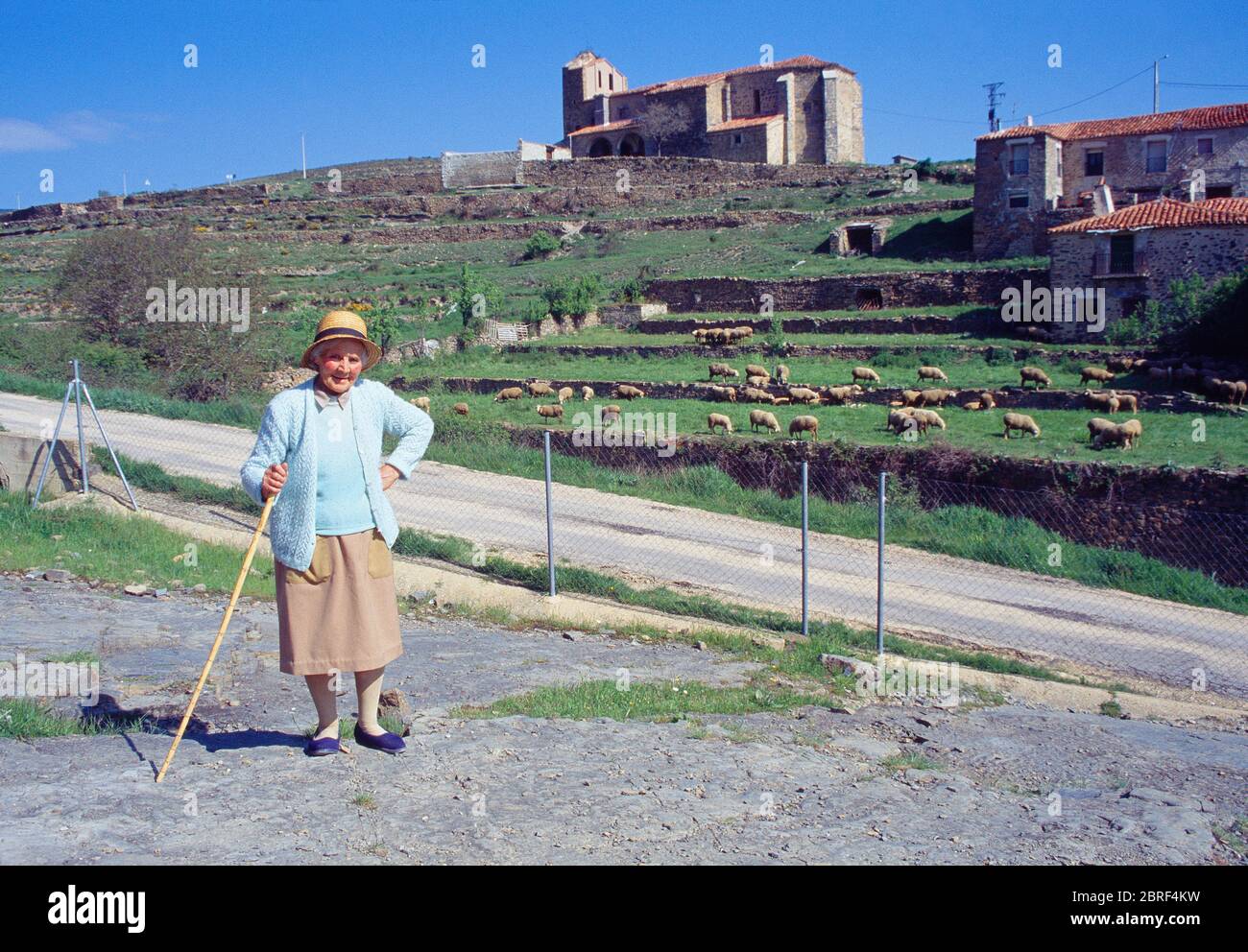 Ältere Frau posiert in der Nähe ihres Dorfes. Bretun, Provinz Soria, Castilla Leon, Spanien. Stockfoto