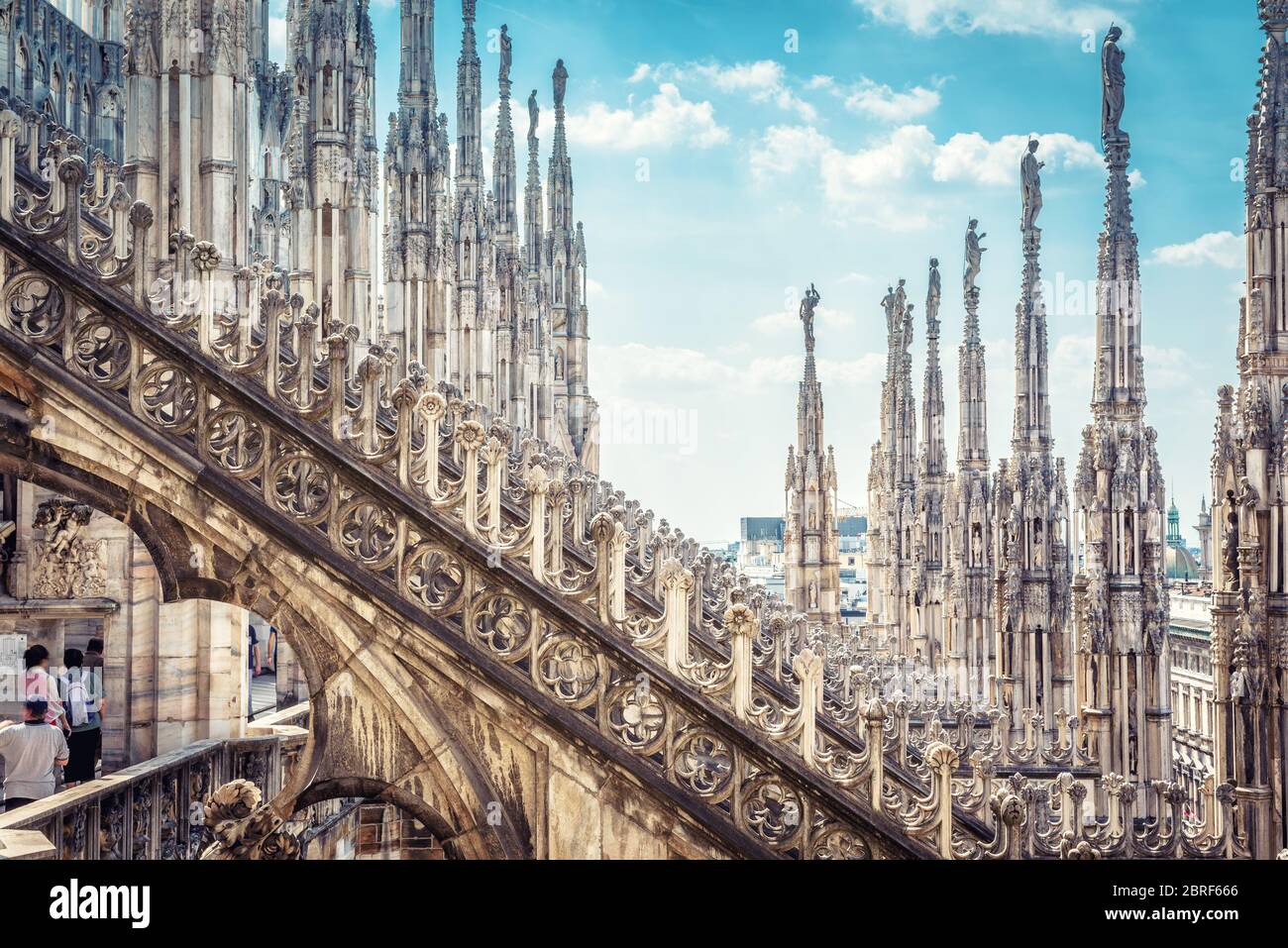 Fantastischer Blick auf das Mailänder Domplatz (Duomo di Milano) in Mailand, Italien. Wunderschönes luxuriöses Oberteil des Mailänder Doms mit Reihen gotischer Pinnacles auf der TH Stockfoto