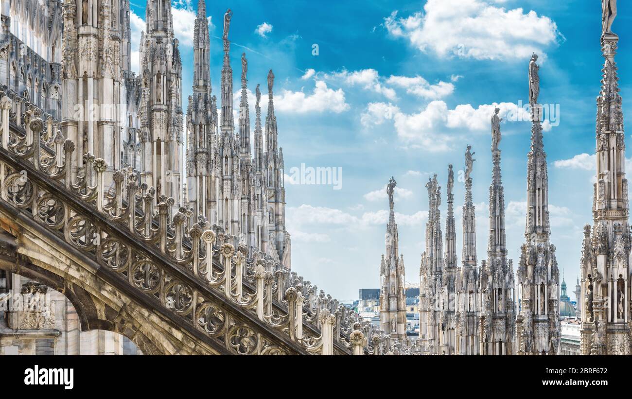 Herrlicher Panoramablick auf das Dach des Mailänder Doms (Duomo di Milano) an sonnigen Sommertagen, Mailand, Italien. Schöne luxuriöse Spitze des Mailänder Doms mit Ro Stockfoto