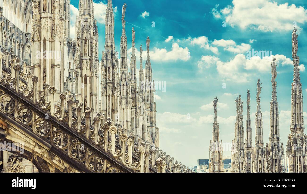 Herrlicher Panoramablick auf das Dach des Mailänder Doms (Duomo di Milano) in Mailand, Italien. Schöne Spitze des Mailänder Doms mit Reihen gotischer Spitzen auf der Th Stockfoto