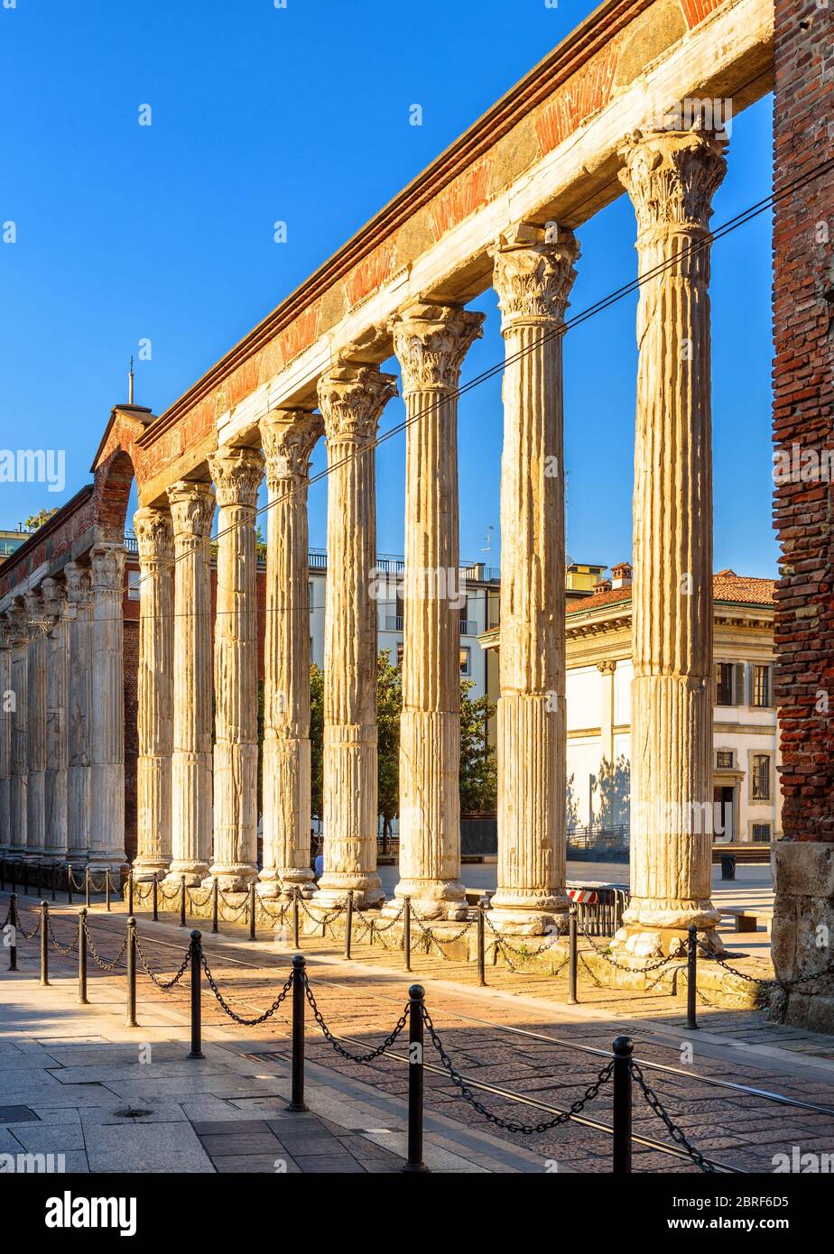 Säulen von San Lorenzo, Mailand, Italien. Es ist eine der wichtigsten Touristenattraktionen von Mailand. Alte römische Ruinen im Sonnenuntergang Licht. Alte Architektur im Stockfoto