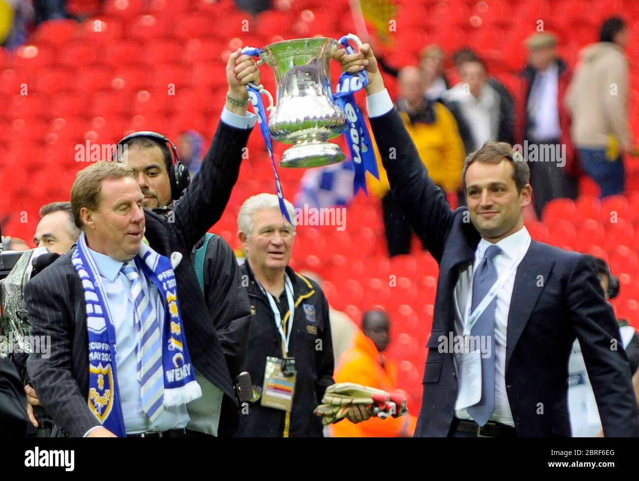 LONDON, GROSSBRITANNIEN. MAI 17: Harry Redknapp (Portsmouth-Manager) und der Portsmouth-Vorsitzende Sacha Gaydamak halten den Pokal nach dem FA Cup-Finale zwischen P hoch Stockfoto