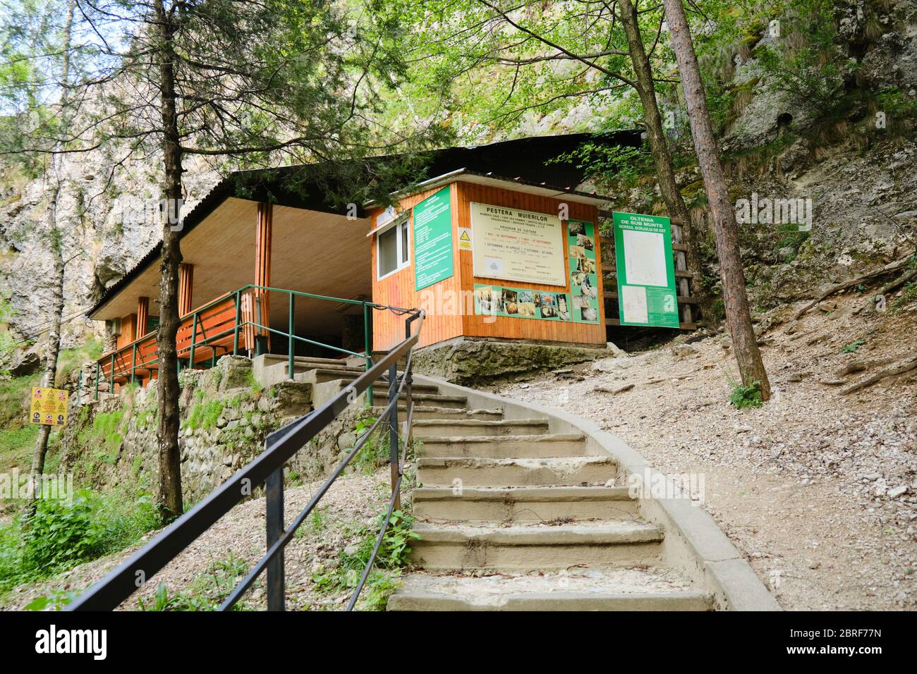 Treppe zum Haupteingang der Frauenhöhle (Pestera Muierilor), eine beliebte Touristenattraktion in Baia de Fier, Landkreis Gorj, vorübergehend geschlossen während Covid-1 Stockfoto