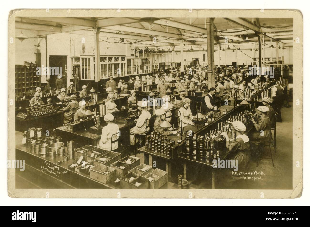 Postkarte der ersten Weltkrieg-Ära von weiblichen Fabrikarbeitern, die Kugellager machen, Hoffmans Werke, Essex um 1916 Stockfoto