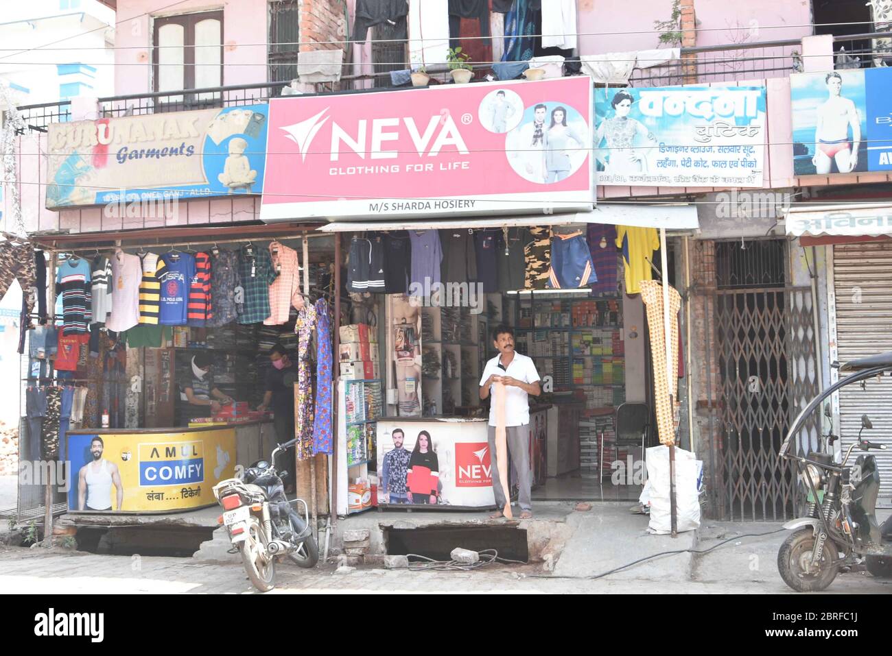 Prayagraj, Uttar Pradesh, Indien. Mai 2020. Prayagraj: Ladenbesitzer warten auf Kunden, nachdem die Behörden es Ladenbesitzern erlaubten, ihre Betriebe mit bestimmten Einschränkungen zu öffnen, während der laufenden landesweiten Sperrung COVID-19, in Prayagraj, 21. Mai 2020. Kredit: Prabhat Kumar Verma/ZUMA Wire/Alamy Live News Stockfoto