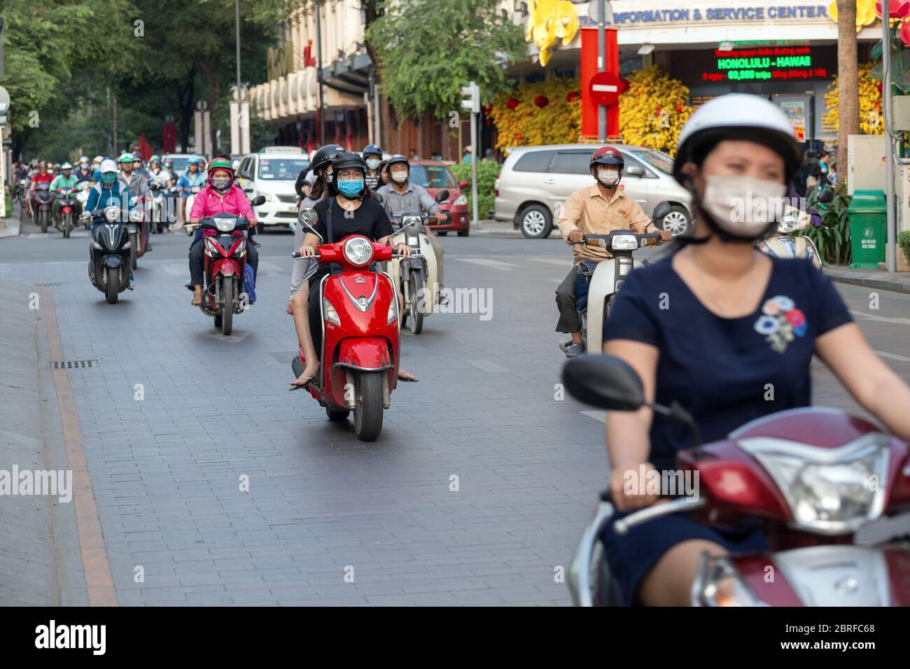 Ho Chi Minh, Vietnam - 1. März 2020: Viele Vietnamesen fahren Motorräder Motorräder auf der Straße mit Masken Stockfoto