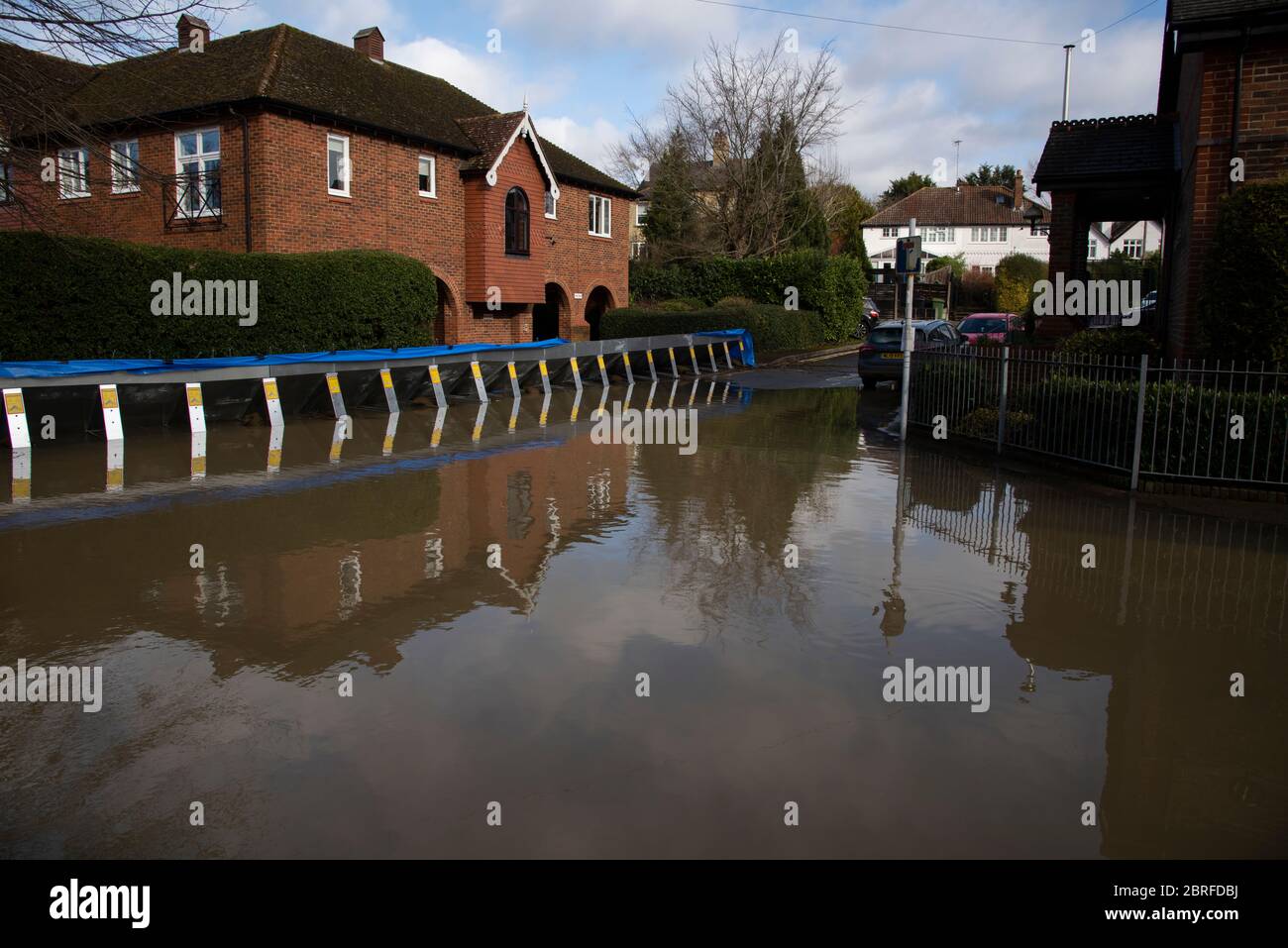 Hochwasser- und Hochwasserschutz, Leatherhead, Surrey, Großbritannien. Nach Storm Daniel 16/2/20 Stockfoto
