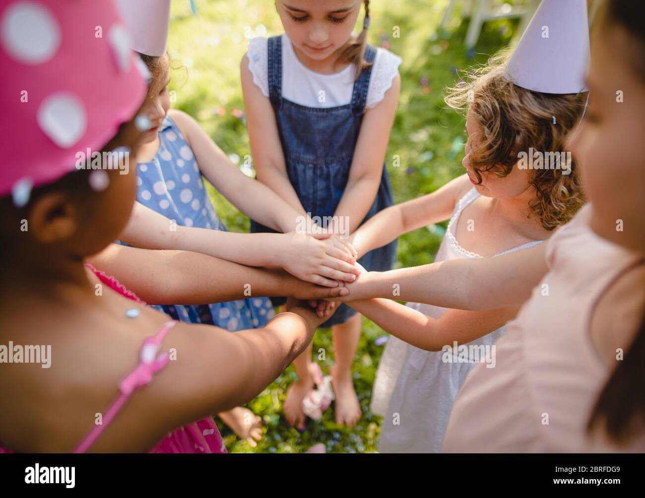 Kinder spielen im Sommer auf der Geburtstagsfeier im Garten. Stockfoto