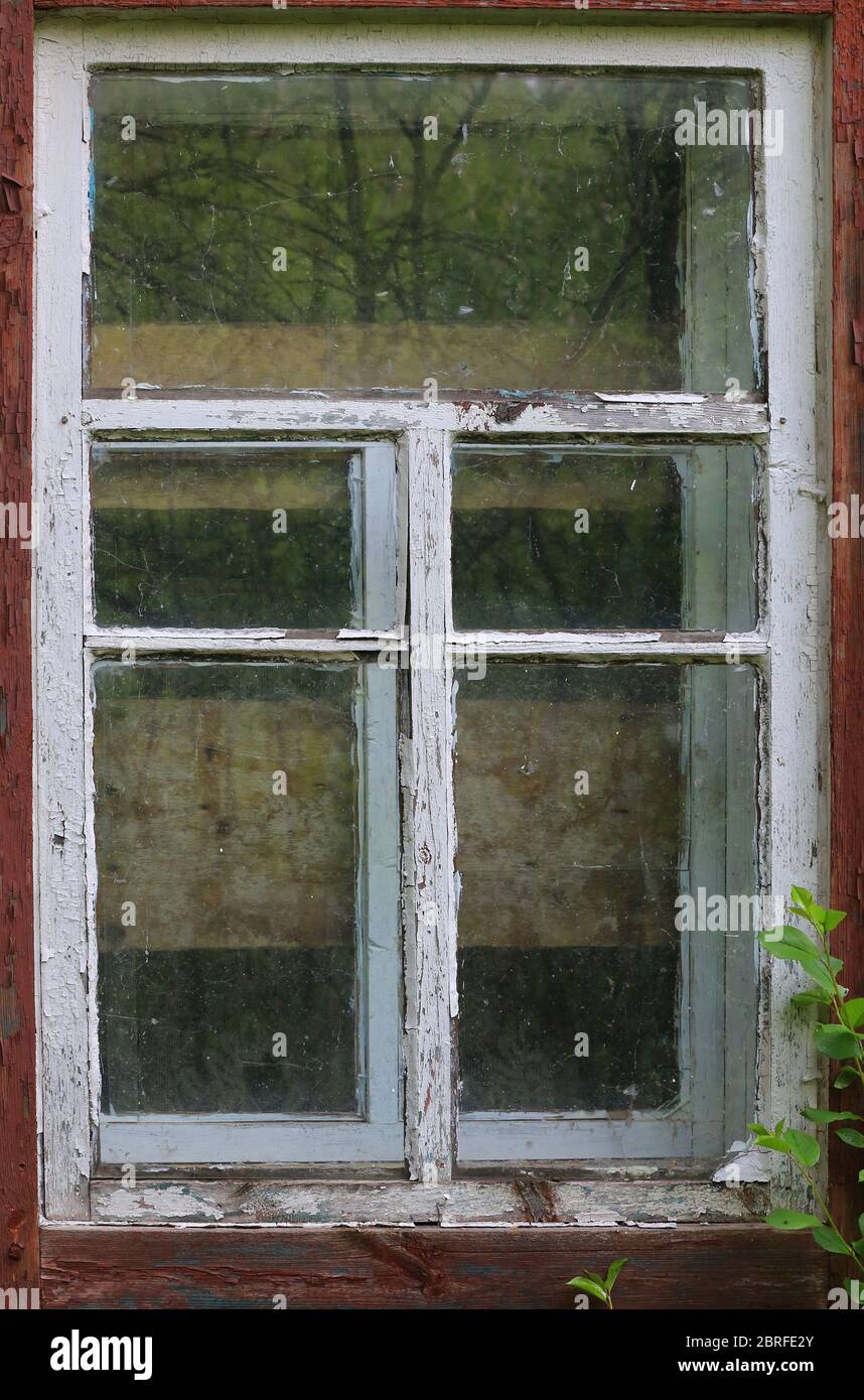 Abstraktes Fenster des alten verlorenen Hauses Stockfoto