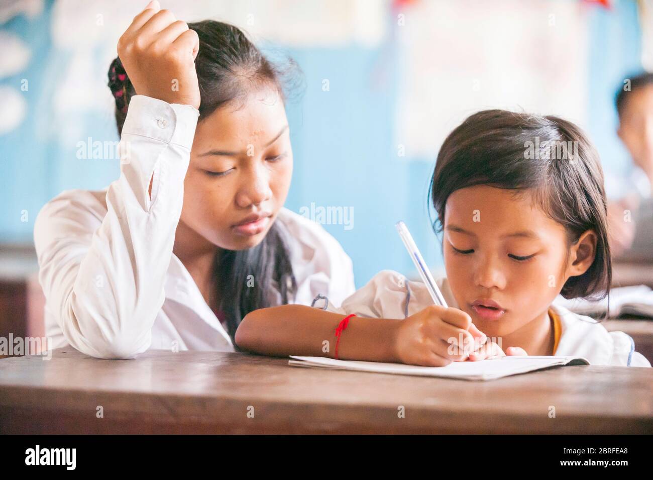 Zwei junge Mädchen in der Schule im schwimmenden Dorf Kompong Luong. Krakau, Kambodscha, Südostasien Stockfoto