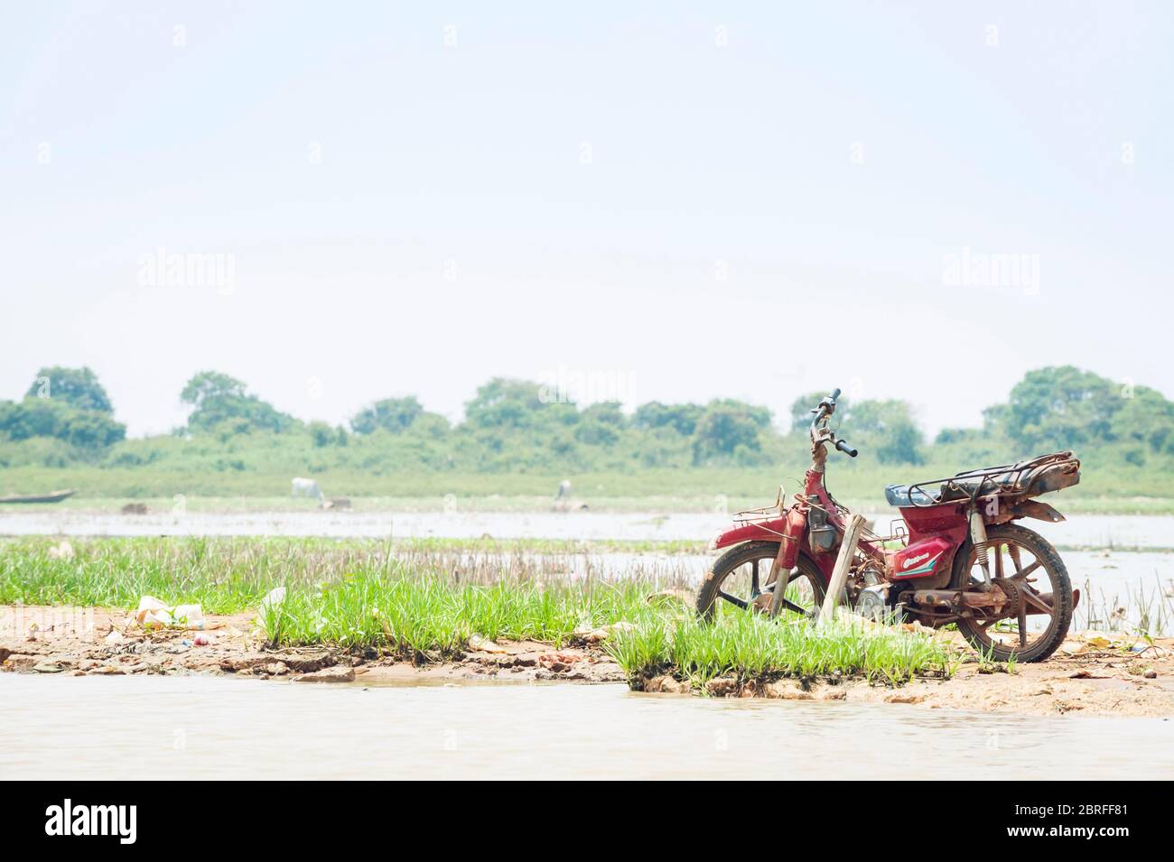 Moped geparkt am Flussufer im schwimmenden Dorf Kompong Luong. Krakau, Kambodscha, Südostasien Stockfoto