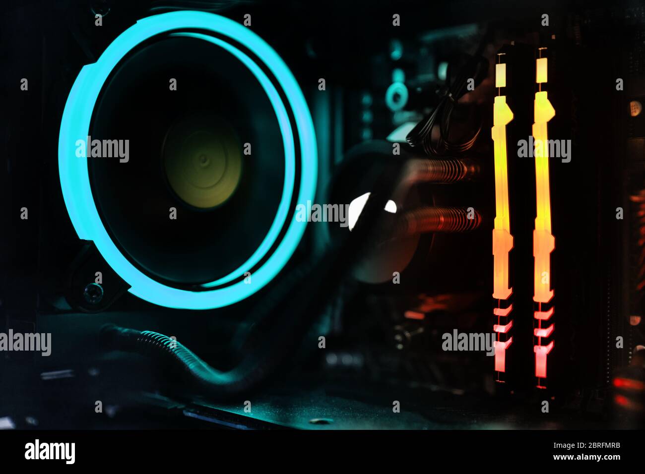 pc-Komponenten mit rgb LED-Leuchten Nahaufnahme Stockfoto