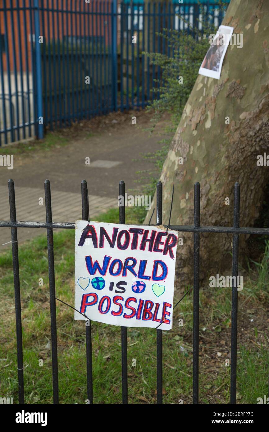 Ein selbstgemachtes Kunstwerk mit dem Slogan "Another World is possible", das während der Coronavirus-Pandemie auf Parkgeländern im Norden Londons ausgestellt wurde Stockfoto