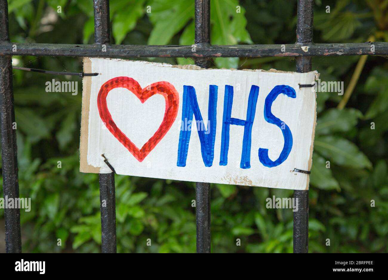 Ein selbstgemachtes Kunstwerk, das die Liebe zum NHS mit einem Herzsymbol auf den Parkgeländern im Norden Londons während der Coronavirus-Pandemie 2020 zum Ausdruck bringt Stockfoto