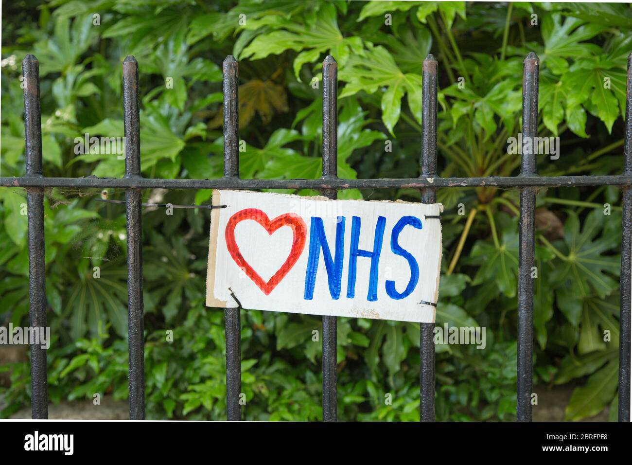 Ein selbstgemachtes Kunstwerk, das die Liebe zum NHS mit einem Herzsymbol auf den Parkgeländern im Norden Londons während der Coronavirus-Pandemie 2020 zum Ausdruck bringt Stockfoto