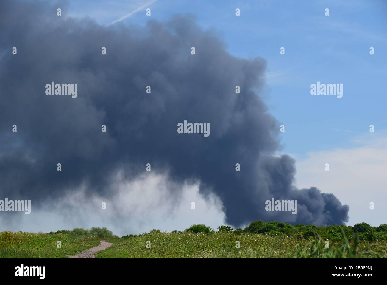 Wabender dicker Rauch bei einem Industriebrand Stockfoto