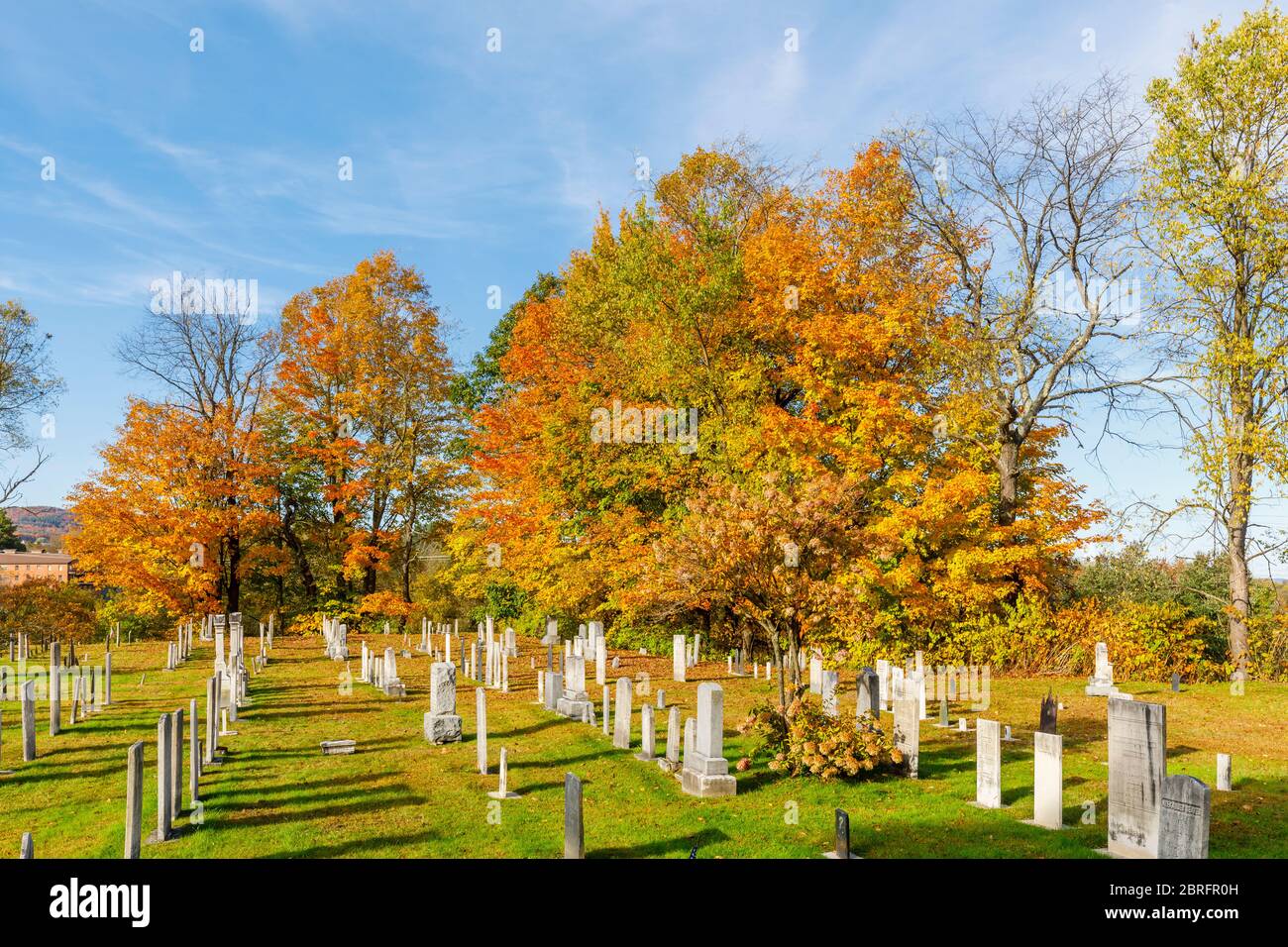 Blick auf den Old Yard Centre Cemetery hinter der berühmten Stowe Community Church in Main Street, Stowe, Vermont, New England, USA Stockfoto