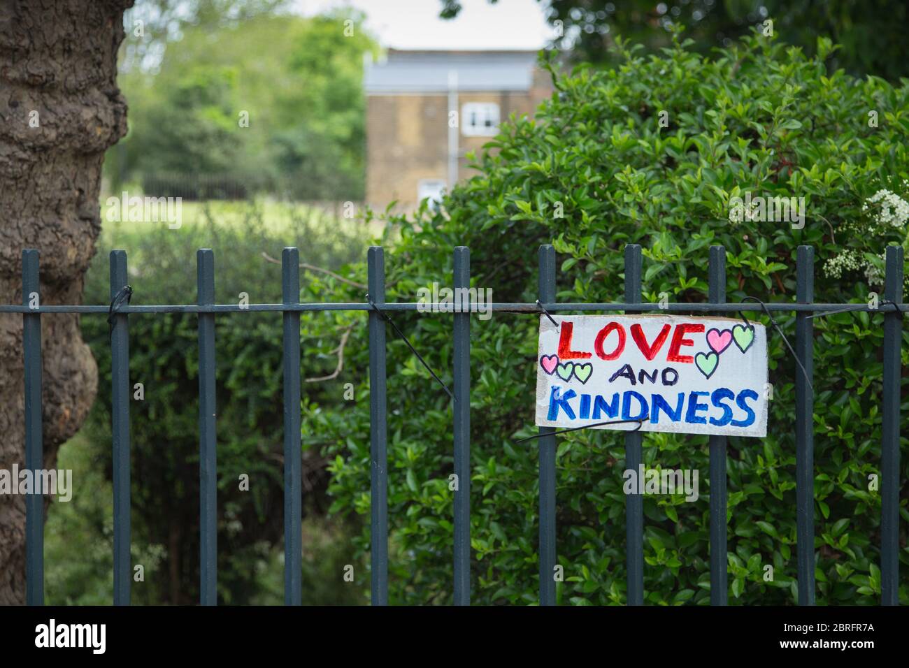 Ein selbstgemachtes Kunstwerk mit dem Slogan Liebe und Freundlichkeit und Herzsymbolen, die während der Coronavirus-Pandemie auf den Parkgeländern im Norden Londons ausgestellt sind Stockfoto