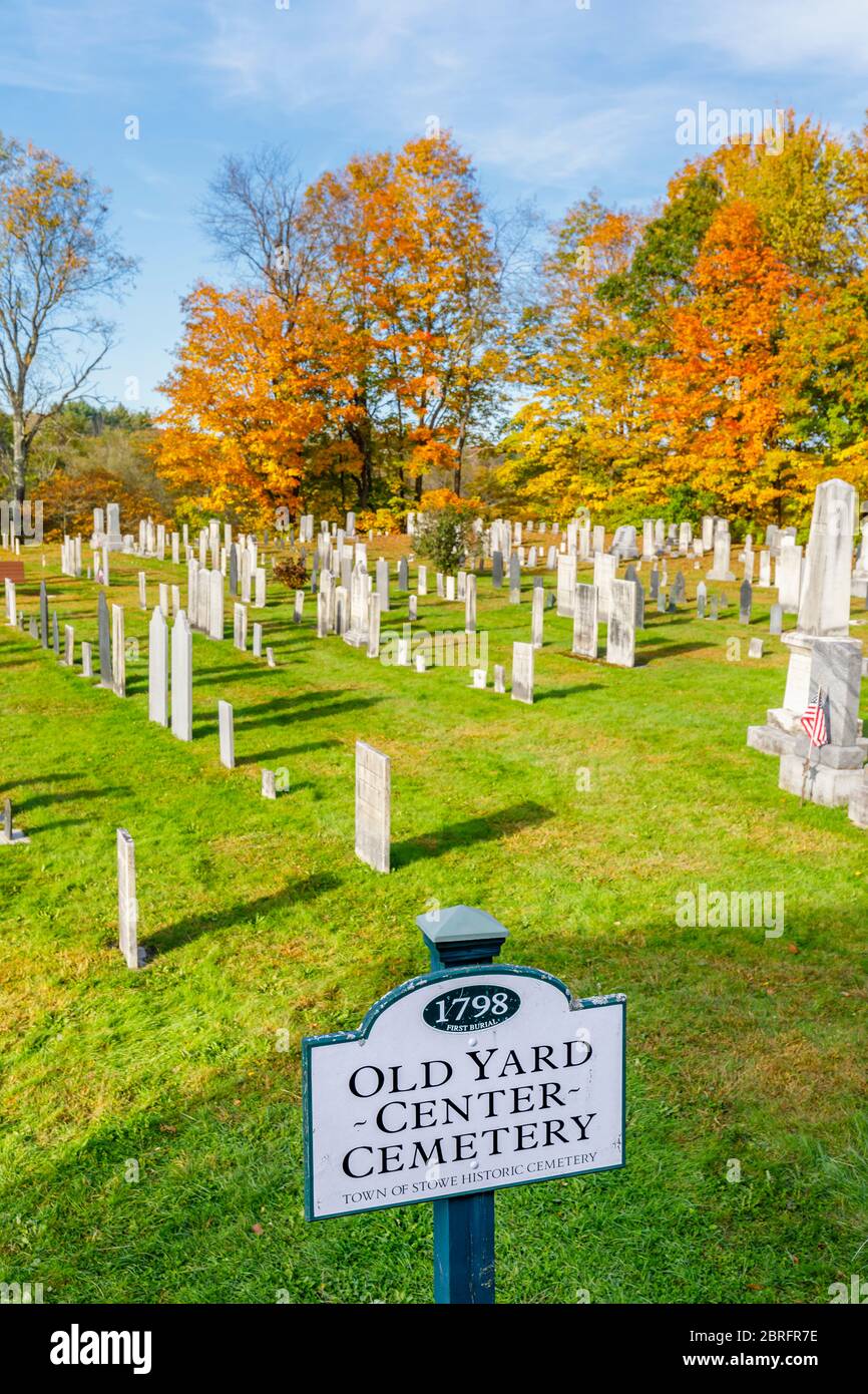 Blick auf den Old Yard Centre Cemetery hinter der berühmten Stowe Community Church in Main Street, Stowe, Vermont, New England, USA Stockfoto