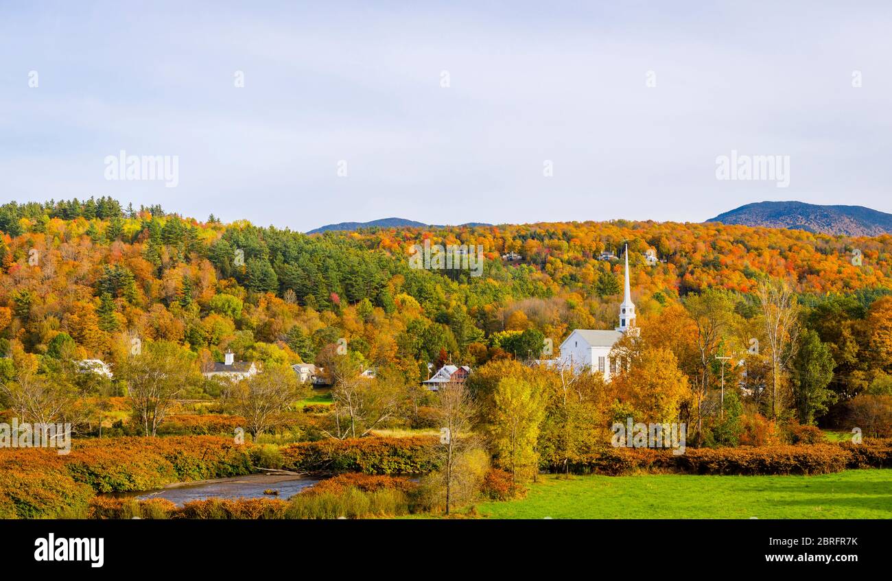 Panoramablick auf Herbstfarben und die berühmte weiße Stowe Community Church in Stowe, Vermont, New England, USA Stockfoto