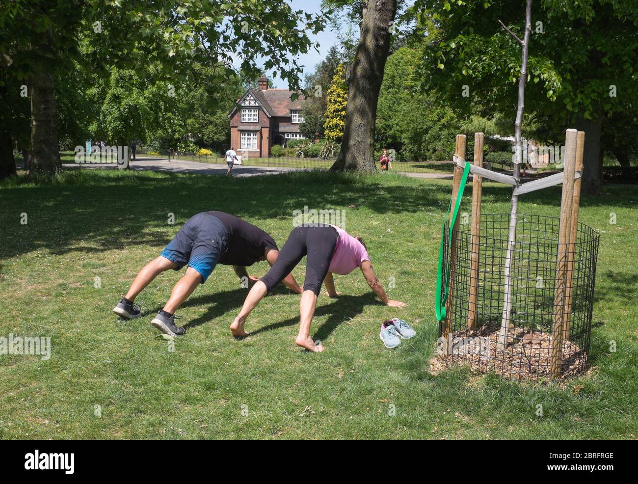 Mann und Frau trainieren während der Sperrung der Pandemie nach dem Coronavirus Covid-19 im Clissaled Park im Norden Londons als Übung Stockfoto