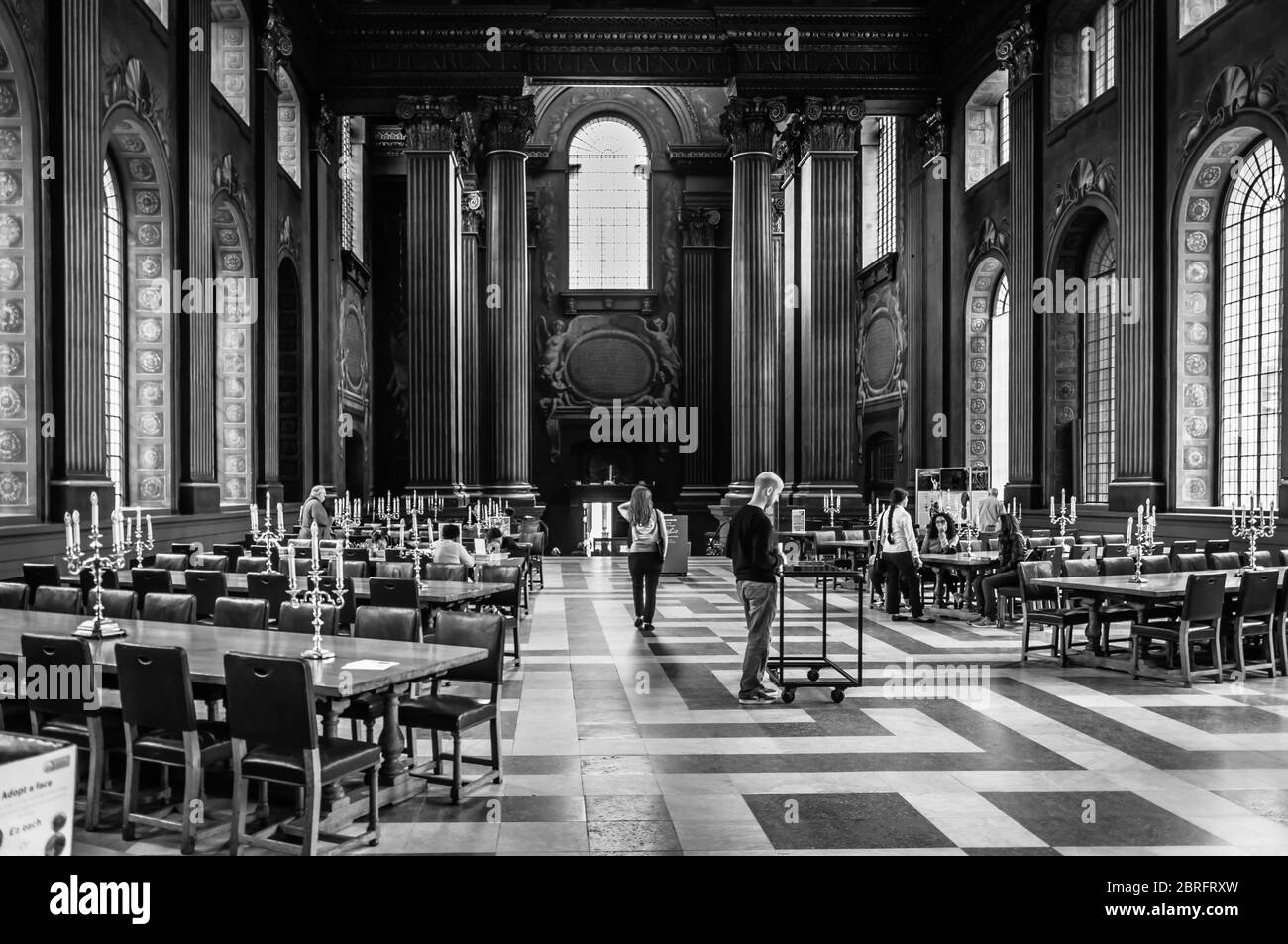 Touristen besuchen das Old Royal Naval College in Greenwich, um die weltberühmte Painted Hall zu sehen Stockfoto