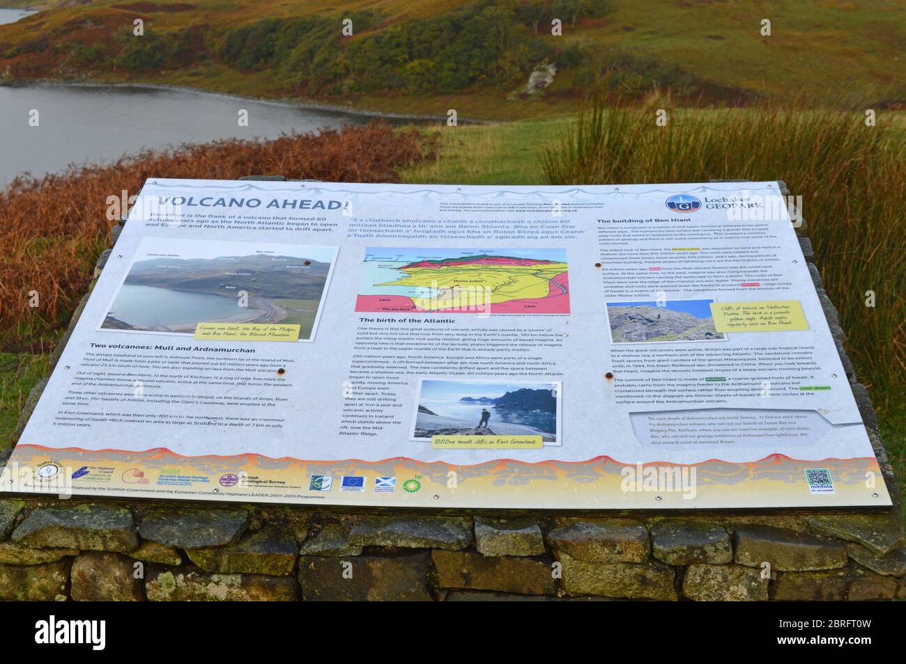 Tafel beschreibt vulkanisches Wahrzeichen Ben HiAnt in Camas nan Geall, Ardslignish, Acharacle, Schottland Stockfoto