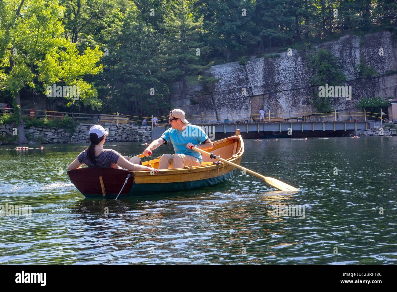 New Paltz, New York - 22. Juni 2014: Junge Paare fahren in Lake Mohonk, einem viktorianischen Hotel in den Shawangunk Mountains, auf einem Ruderboot. Stockfoto