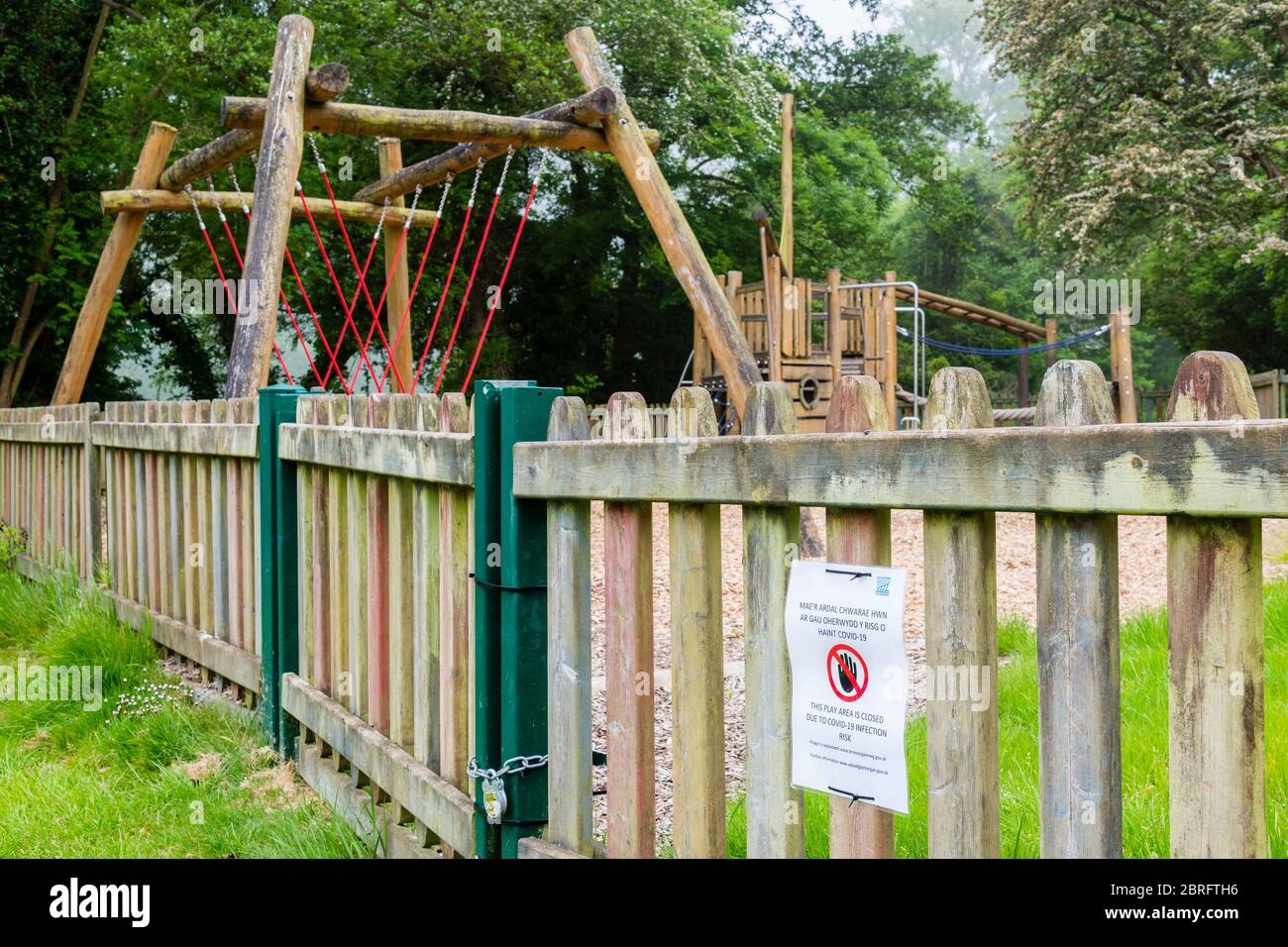 Eine mitteilung des rates, die an einem Zaun um einen Spielplatz angebracht ist, in der die Nutzung des Spielplatzes aufgrund der Vorschriften von Covid 19 für Gesundheit und Sicherheit verboten ist. Stockfoto